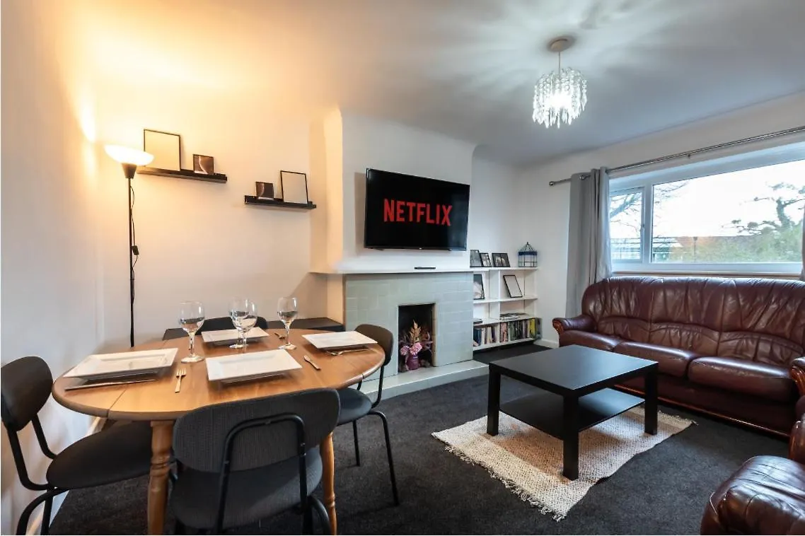 Central Modern Flat In Southampton, Sleeps 5, Free Off-Road Parking, Close To Hospital, Cruise Terminal And Centre, Great For Contractors, Friends & Families Apartment